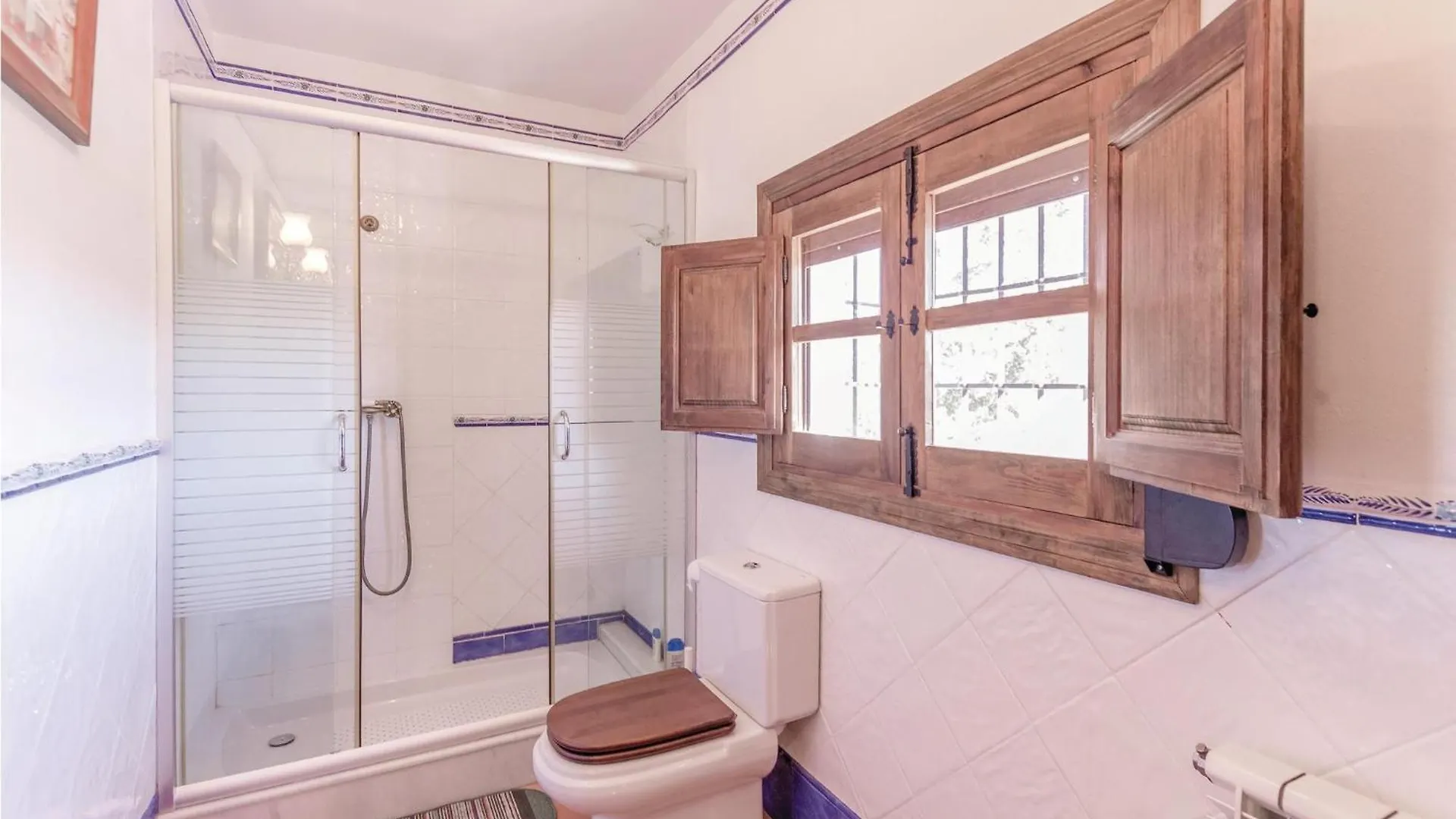8 Bedroom Lovely Home In Iznajar 0*,