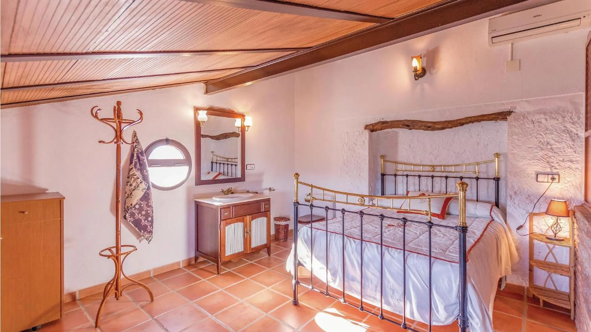 8 Bedroom Lovely Home In Iznajar Holiday home