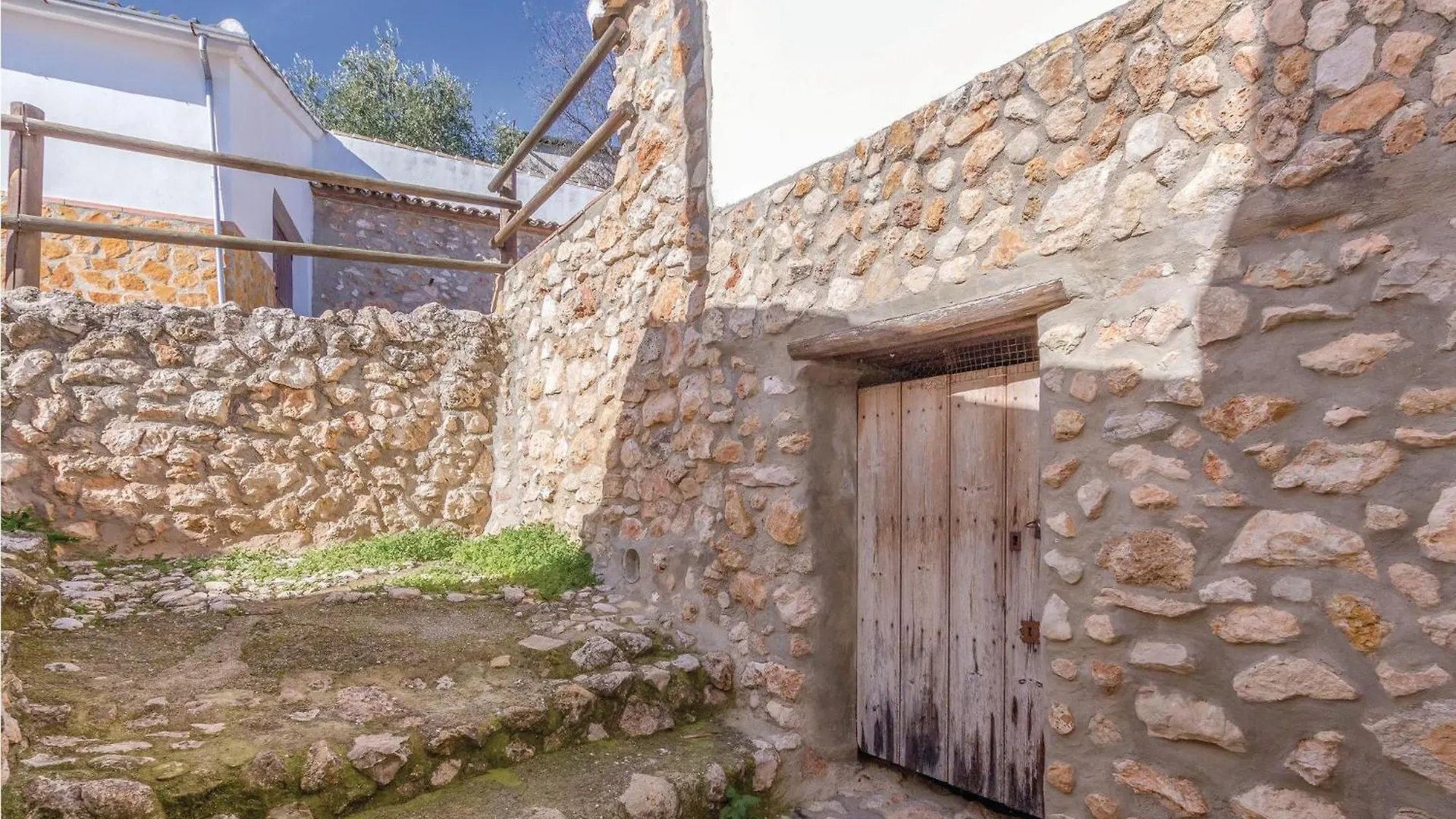 8 Bedroom Lovely Home In Iznajar Holiday home
