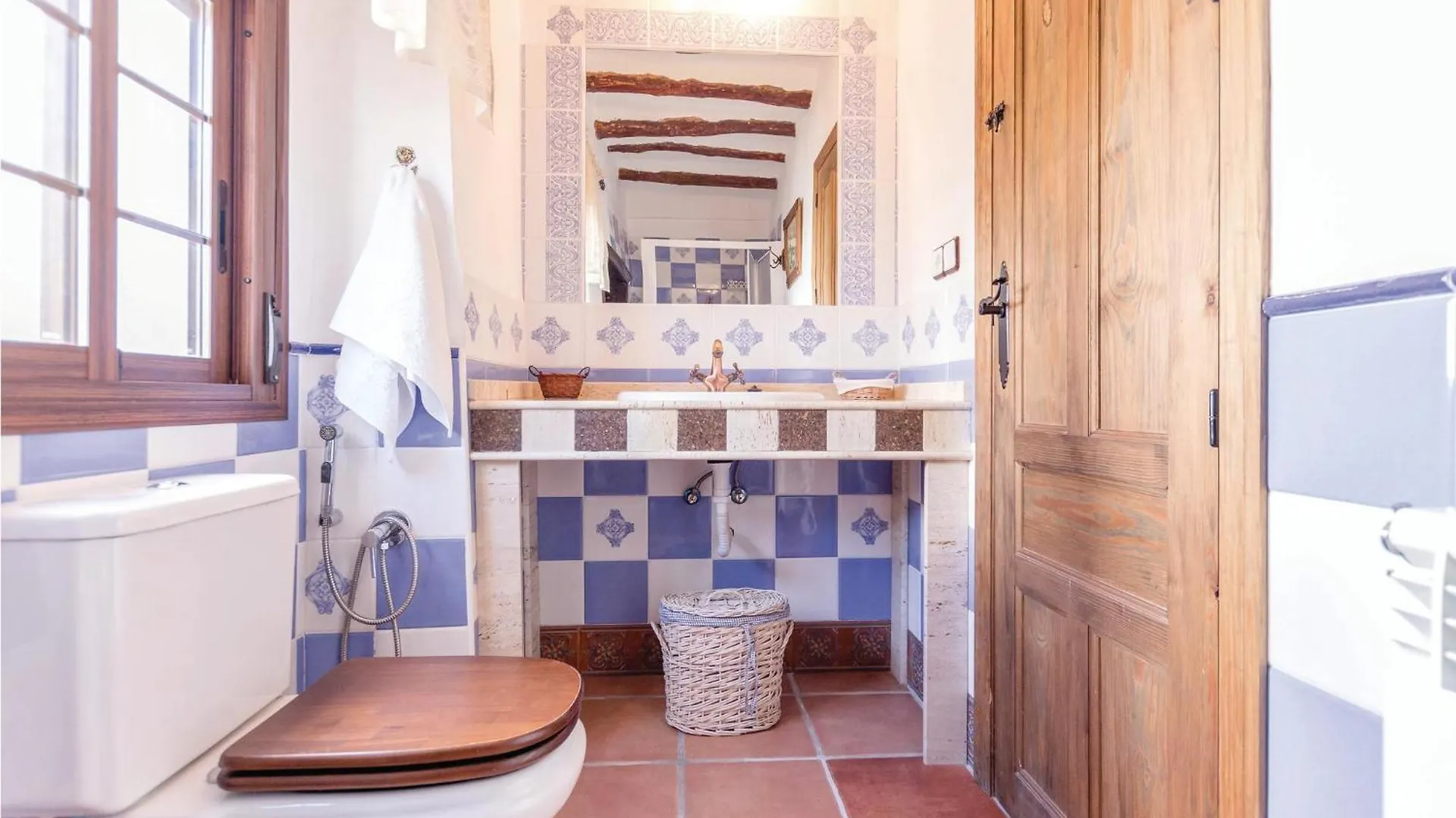 8 Bedroom Lovely Home In Iznajar Holiday home
